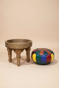 Pouf en cuir marocain sur tabouret en bois sculpté