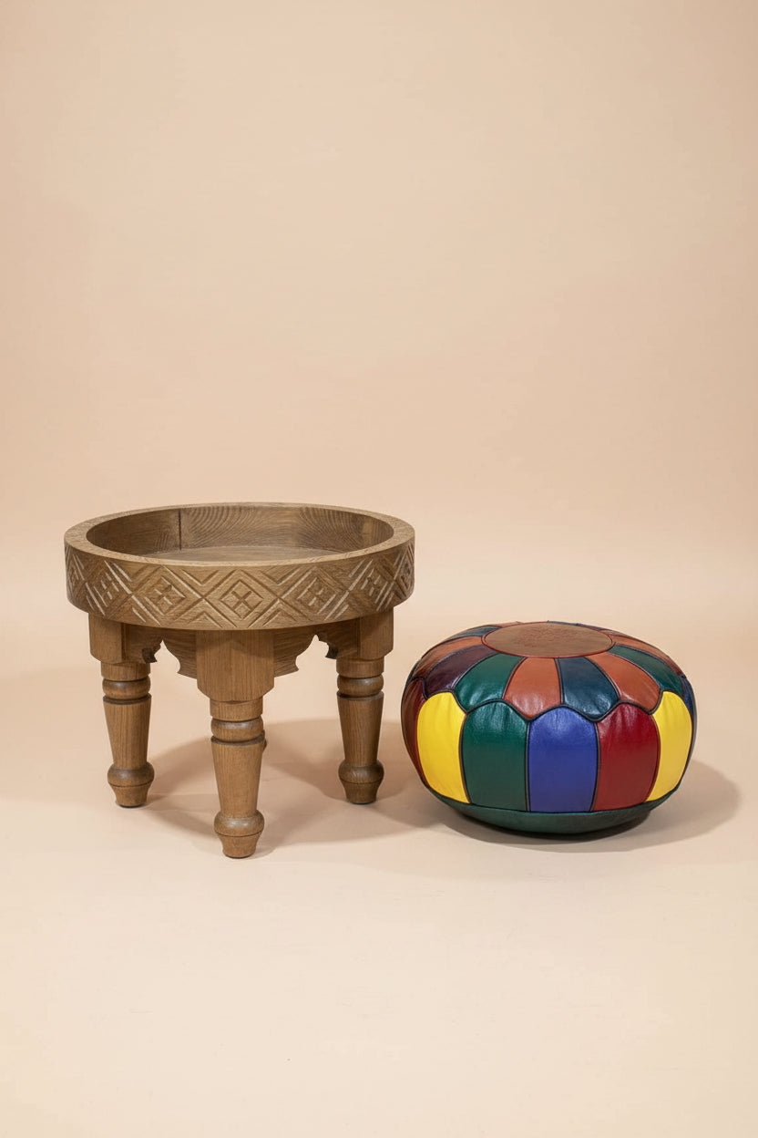 Pouf en cuir marocain sur tabouret en bois sculpté