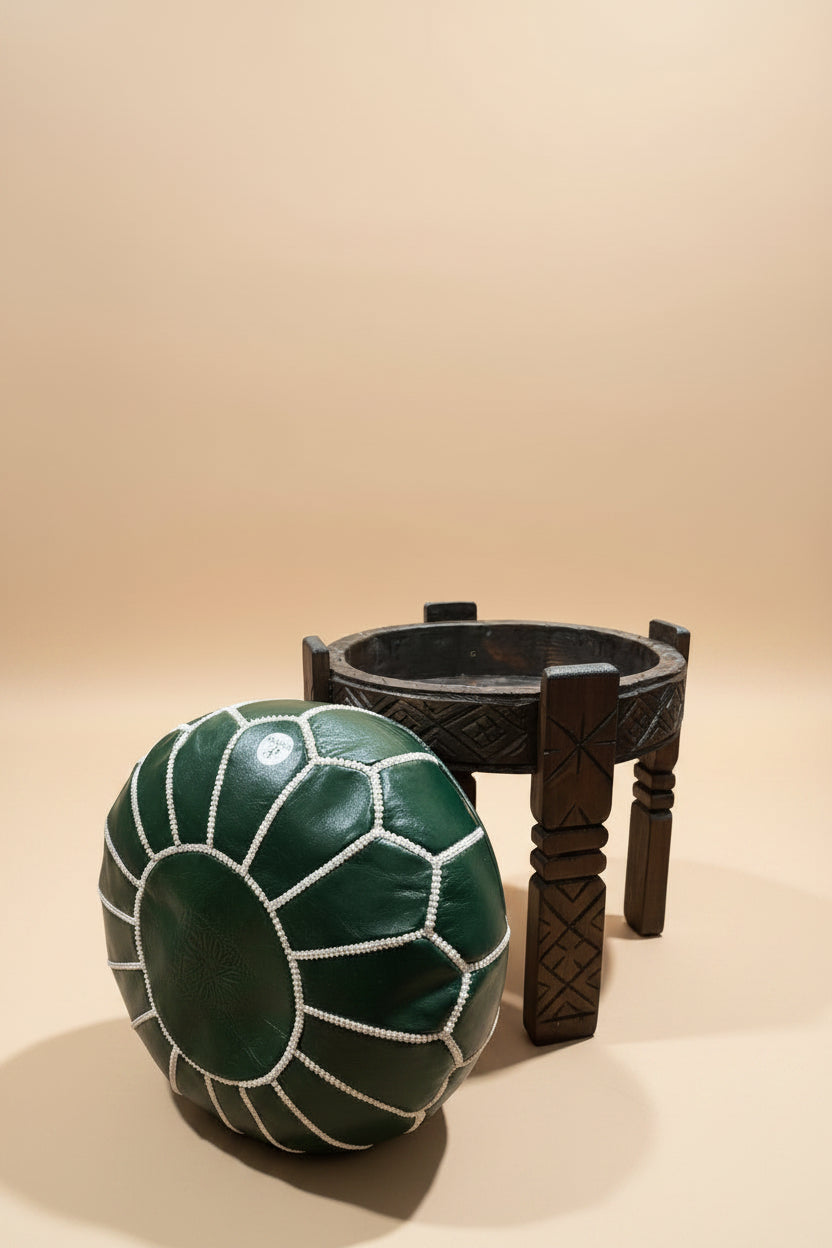 pouf en cuir marocain sur tabouret en bois sculpté