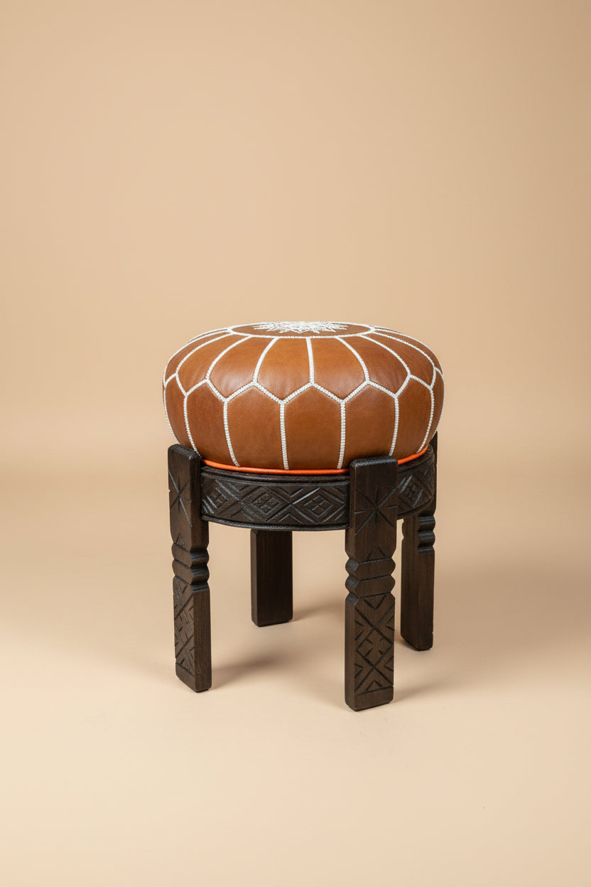 pouf en cuir marocain sur tabouret en bois sculpté