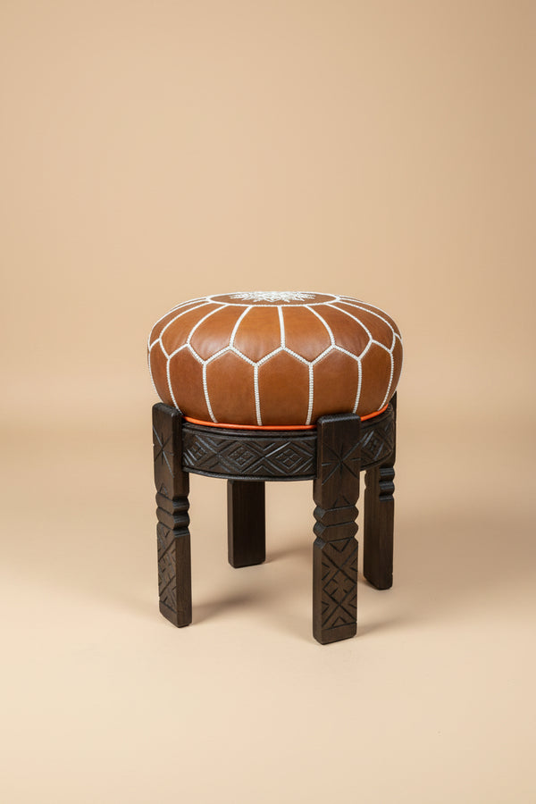 pouf en cuir marocain sur tabouret en bois sculpté