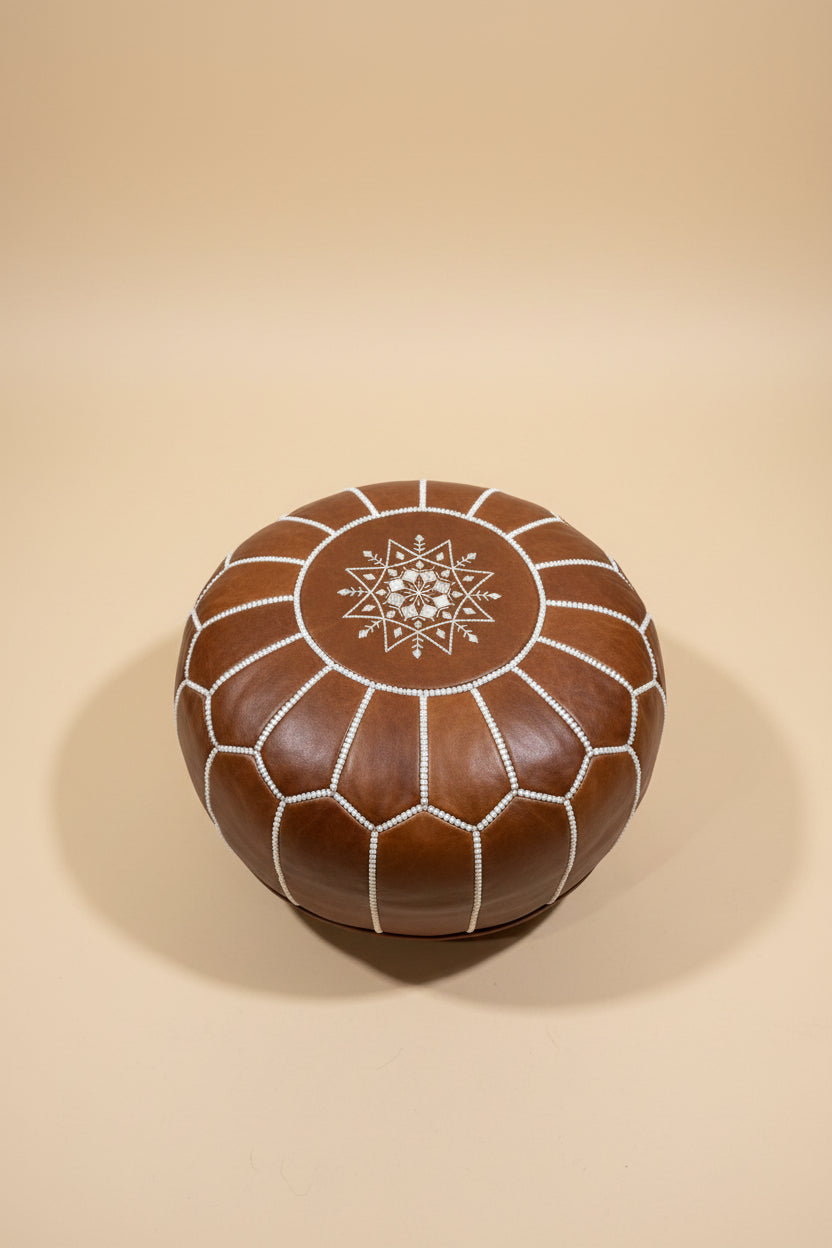 pouf en cuir marocain sur tabouret en bois sculpté