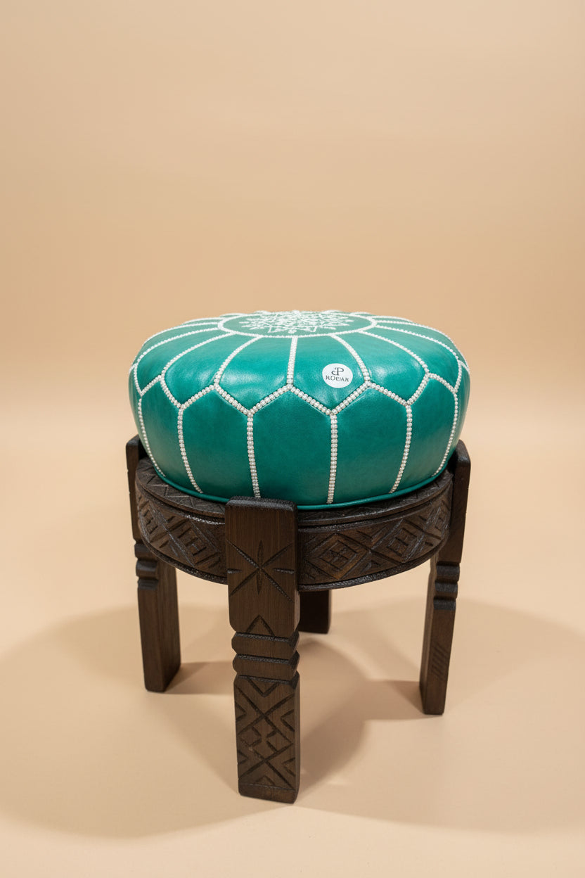 pouf en cuir marocain sur tabouret en bois sculpté