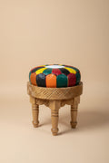 pouf en cuir marocain sur tabouret en bois sculpté