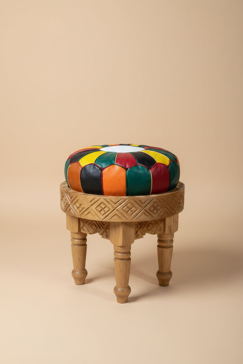 pouf en cuir marocain sur tabouret en bois sculpté