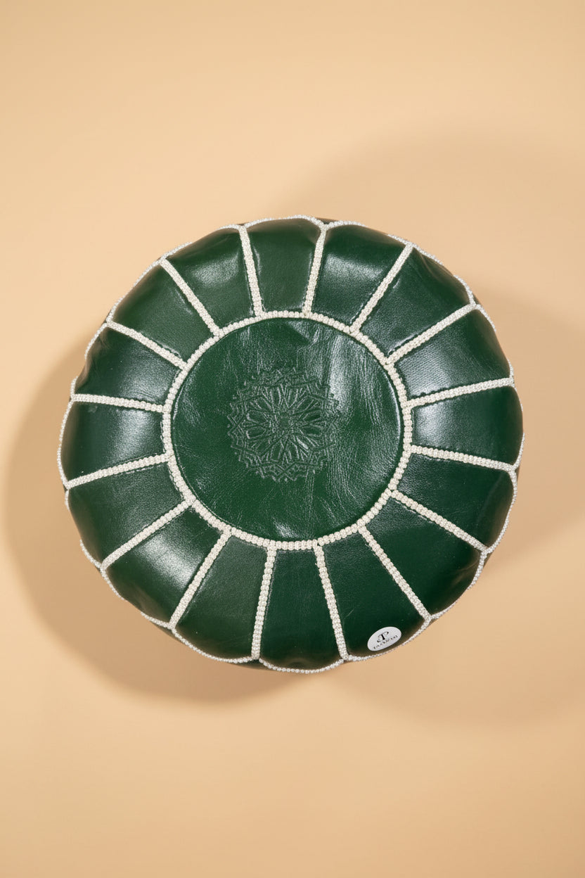 pouf en cuir marocain sur tabouret en bois sculpté