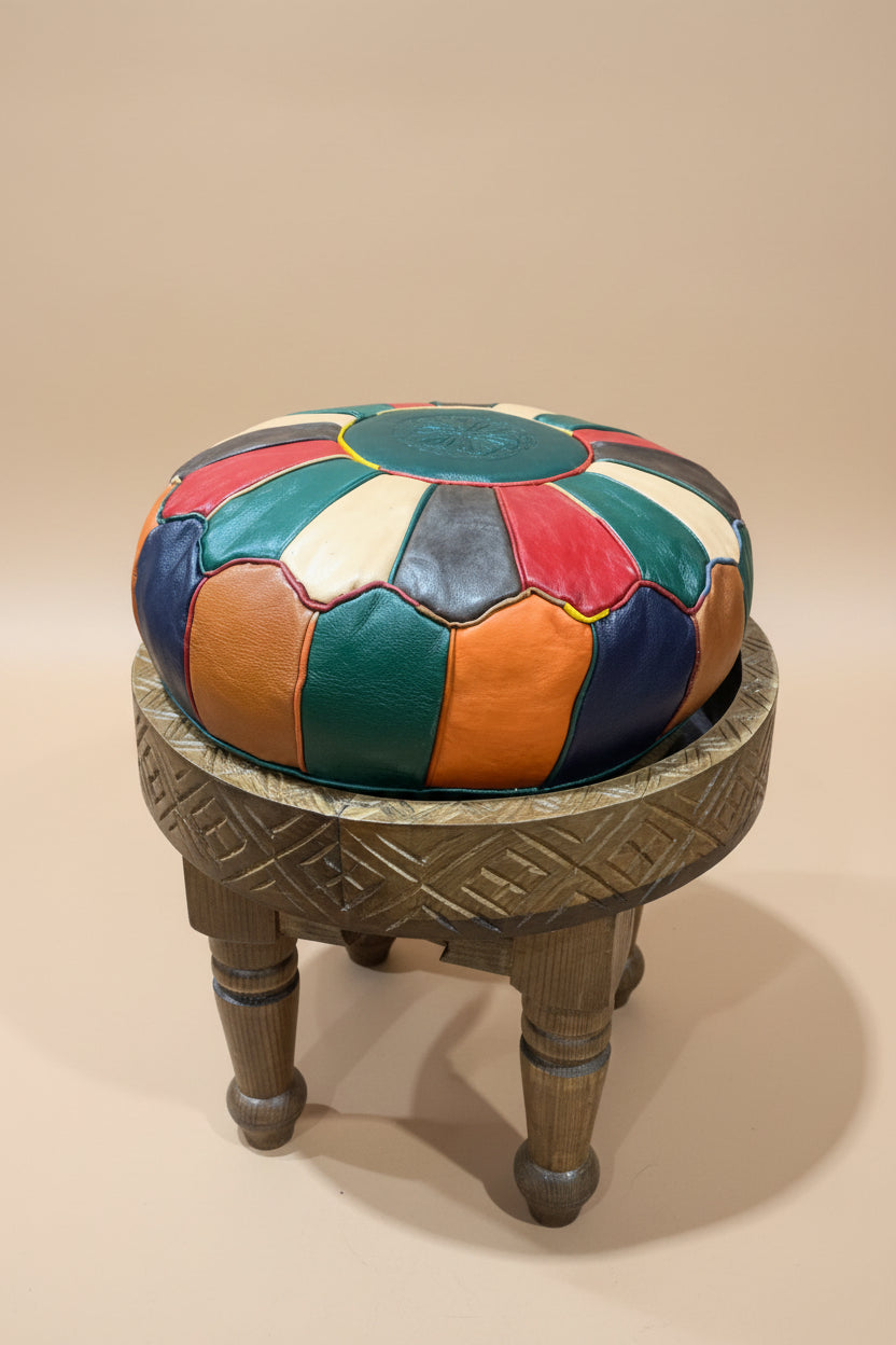 Pouf en cuir marocain sur tabouret en bois sculpté