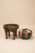 pouf en cuir marocain sur tabouret en bois sculpté