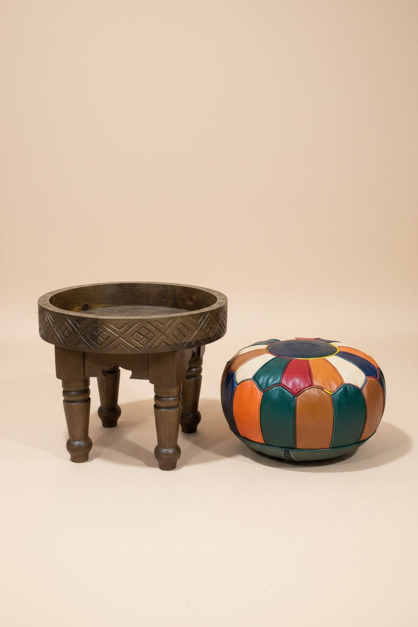 pouf en cuir marocain sur tabouret en bois sculpté
