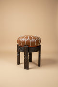 pouf en cuir marocain sur tabouret en bois sculpté