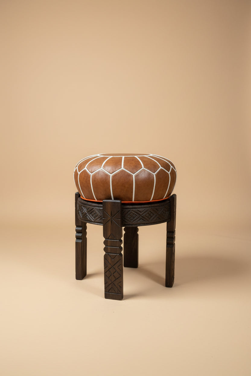 pouf en cuir marocain sur tabouret en bois sculpté
