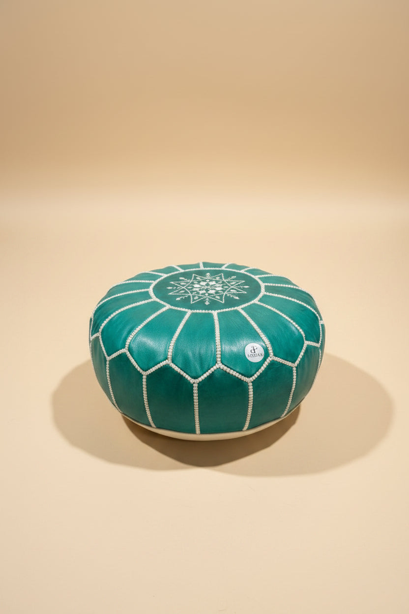 pouf en cuir marocain sur tabouret en bois sculpté