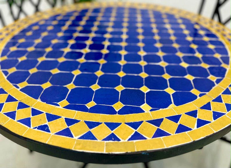Table ronde en zellige artisanal bleu cobalt and jaune moutarde