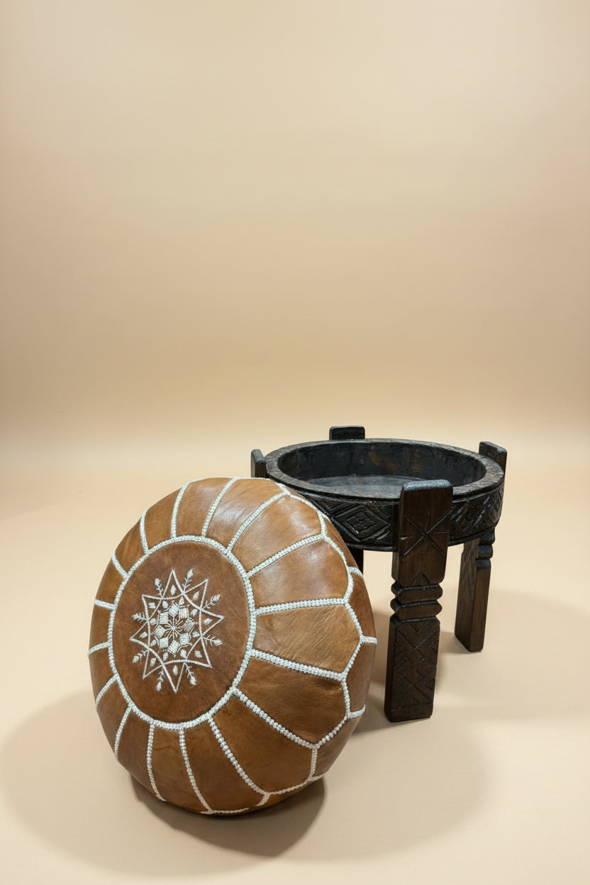 pouf en cuir marocain sur tabouret en bois sculpté