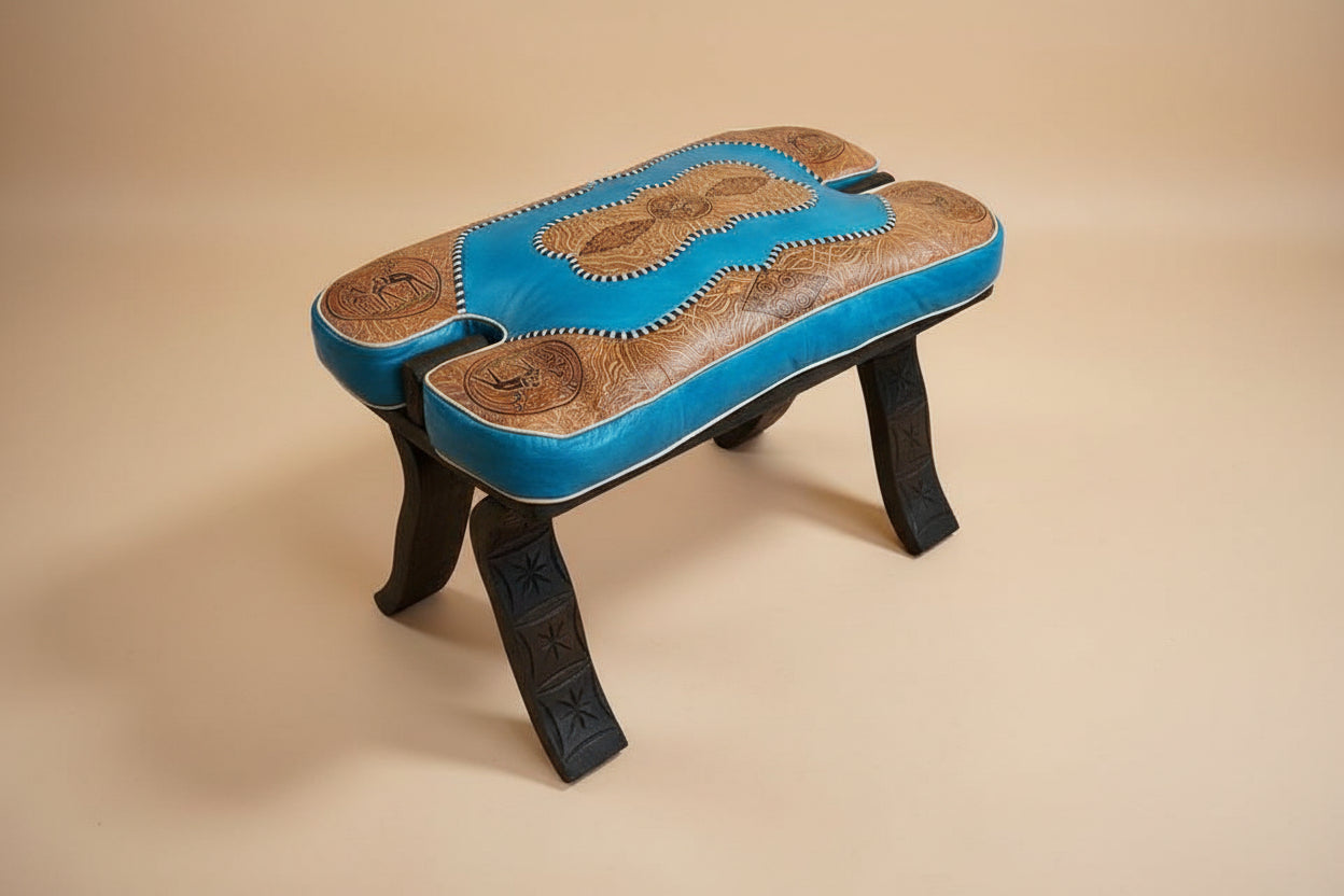Tabouret chameau en cuir bleu