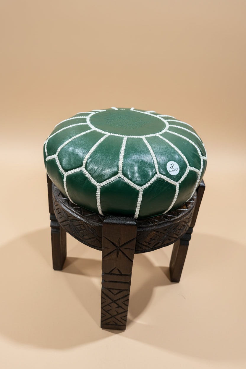 pouf en cuir marocain sur tabouret en bois sculpté
