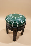 pouf en cuir marocain sur tabouret en bois sculpté