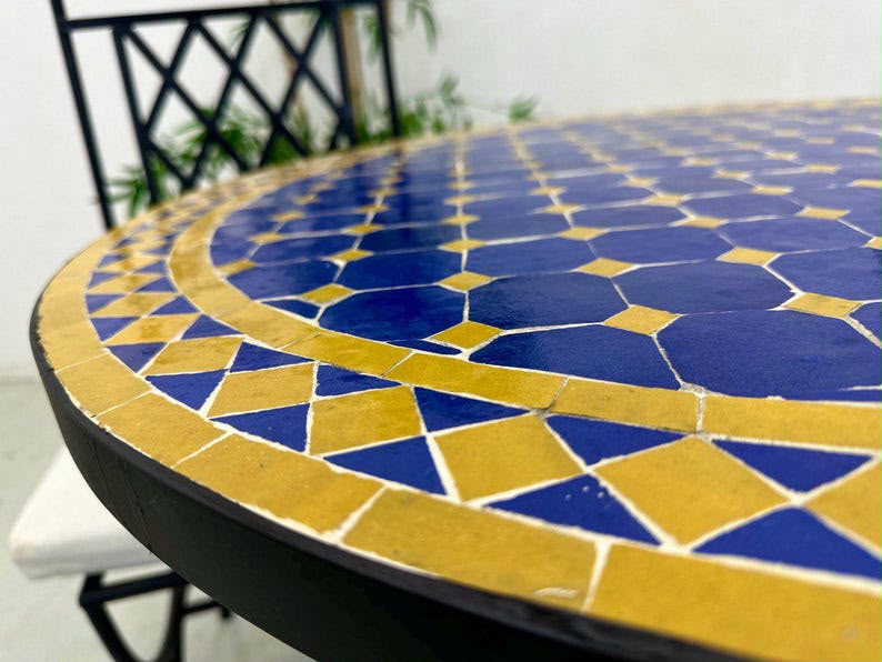 Table ronde en zellige artisanal bleu cobalt and jaune moutarde
