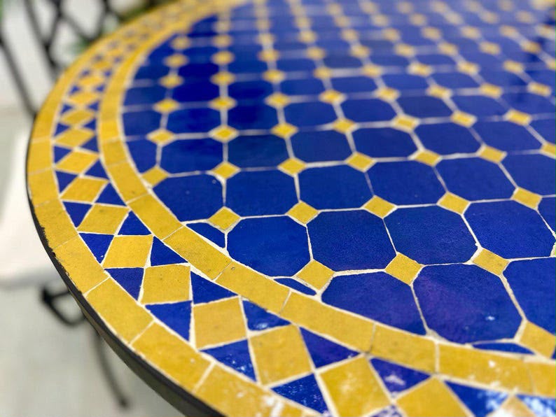 Table ronde en zellige artisanal bleu cobalt and jaune moutarde