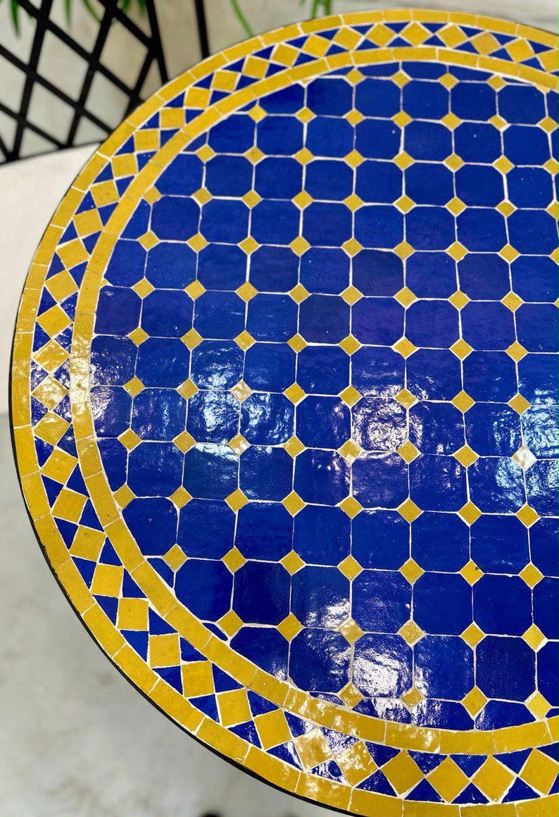 Table ronde en zellige artisanal bleu cobalt and jaune moutarde